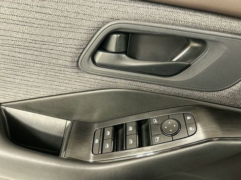 Used 2023 Nissan Rogue S image 11