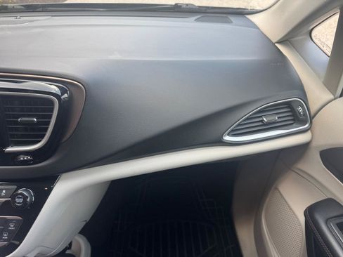 Used 2017 Chrysler Pacifica Touring-L FWD image 22