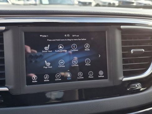 Used 2018 Chrysler Pacifica Touring-L FWD image 17