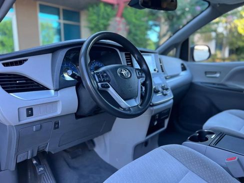 Used 2019 Toyota Sienna LE image 12