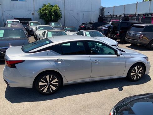 Used 2022 Nissan Altima 2.5 SV FWD image 10