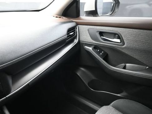 Used 2023 Nissan Rogue SV FWD image 8