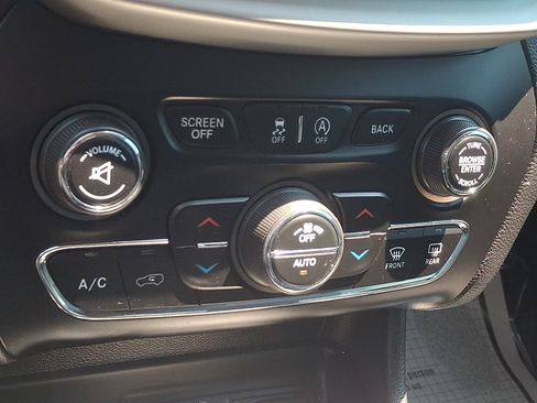 Used 2018 Jeep Cherokee Trailhawk w/ Comfort/Convenience Group AWD/4WD image 15