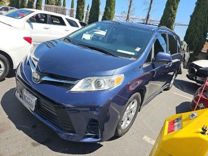 Used 2018 Toyota Sienna LE w/ Carpet Mat Package
