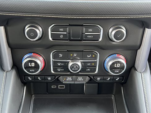 Used 2024 GMC Yukon SLT w/ SLT Luxury Package AWD/4WD image 33