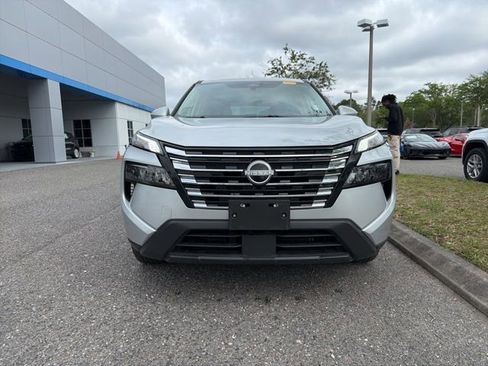 Used 2025 Nissan Rogue SV image 2