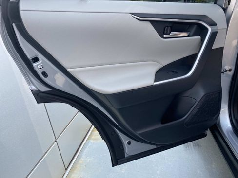 Used 2019 Toyota RAV4 XLE w/ Convenience Package FWD image 13