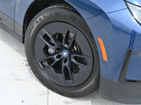 Used 2023 BMW iX xDrive50 w/ Premium Package AWD/4WD image 11