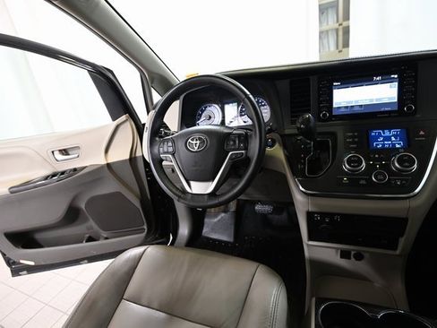 Used 2018 Toyota Sienna XLE Premium image 32