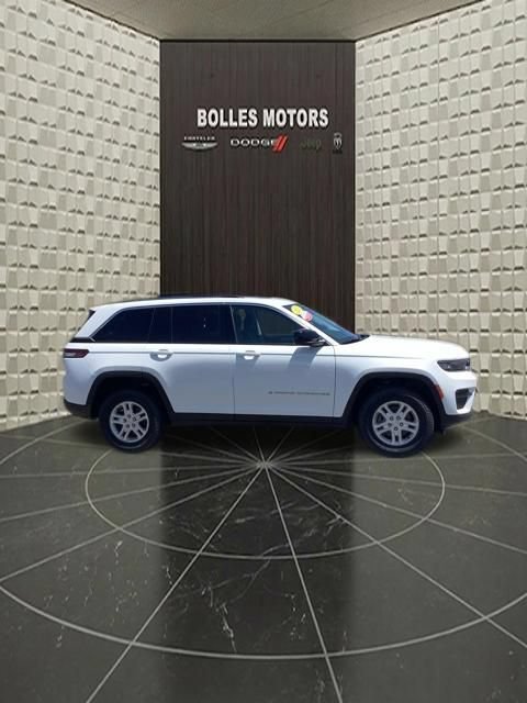 Used 2023 Jeep Grand Cherokee Laredo AWD/4WD image 3