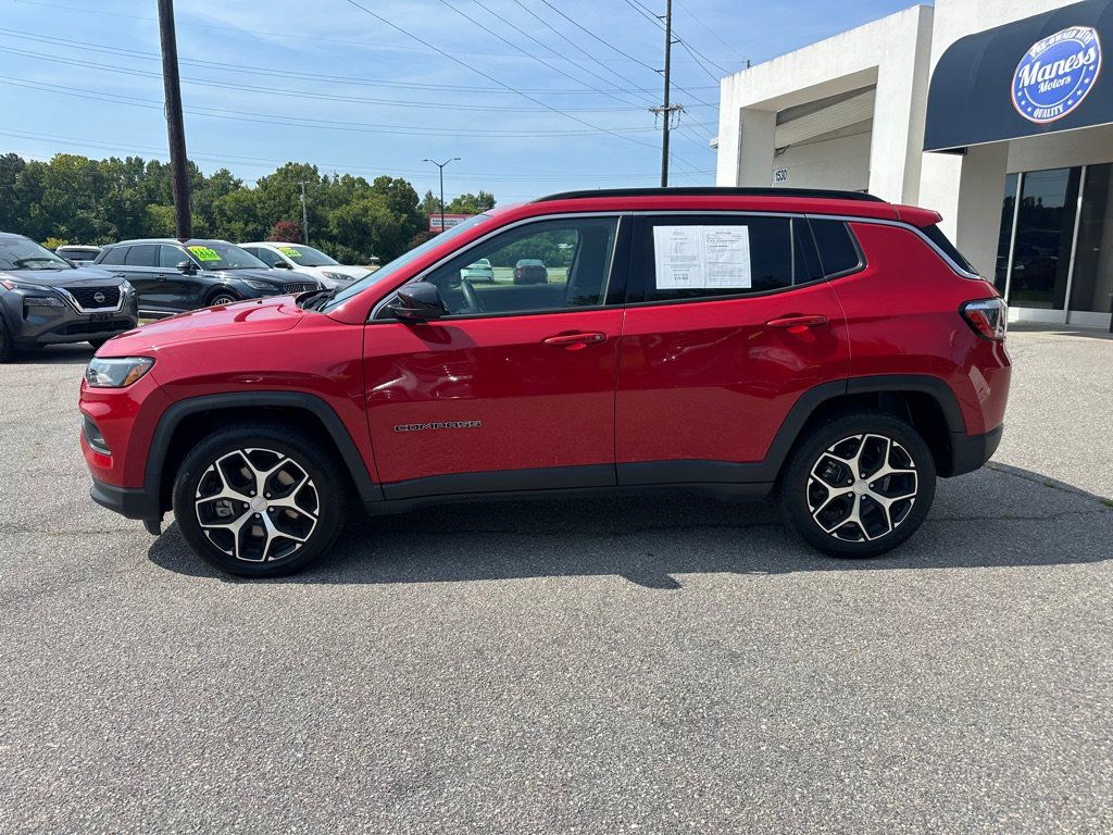 Used 2024 Jeep Compass Latitude AWD/4WD image 2