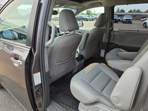 Used 2016 Toyota Sienna XLE Premium AWD/4WD image 14