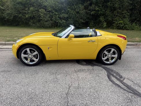 Used 2007 Pontiac Solstice Convertible w/ Premium Package RWD image 14