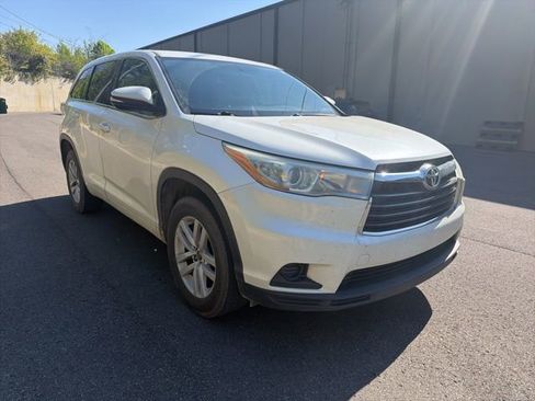 Used 2016 Toyota Highlander LE image 1