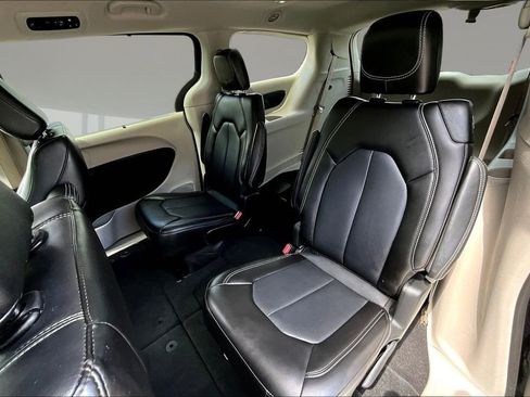 Used 2024 Chrysler Pacifica Touring-L FWD image 20