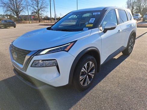 Used 2022 Nissan Rogue SV image 2