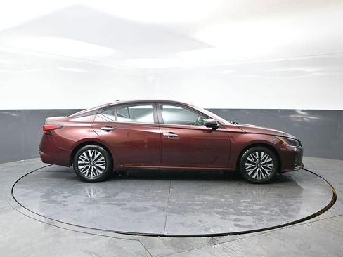 Used 2024 Nissan Altima 2.5 SV image 4