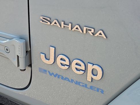 Used 2023 Jeep Wrangler Unlimited Sahara AWD/4WD image 8
