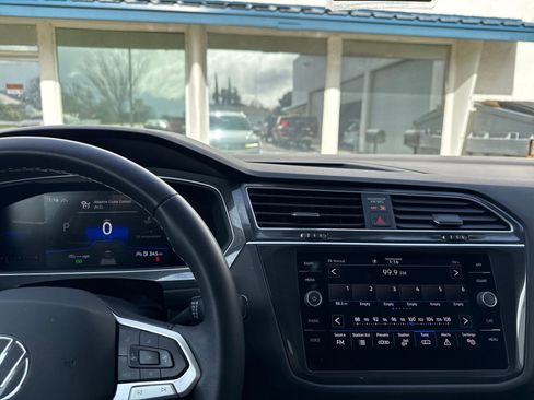 Used 2024 Volkswagen Tiguan SE image 17