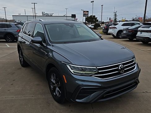 Used 2022 Volkswagen Tiguan SE image 3
