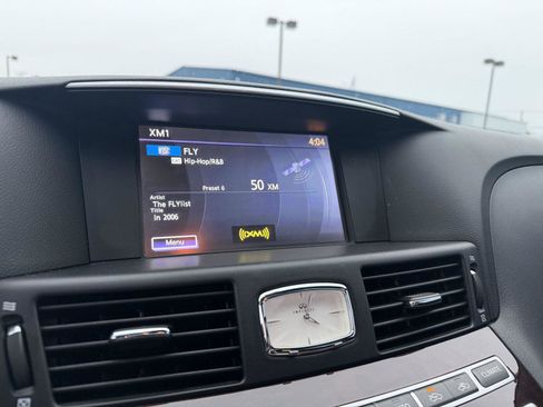 Used 2017 INFINITI Q70 3.7 w/ Technology Package image 23