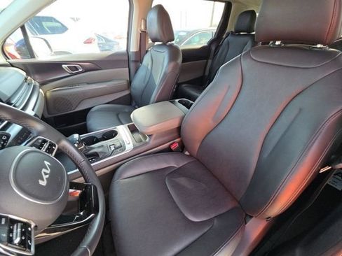 Certified 2025 Kia Carnival FWD image 6