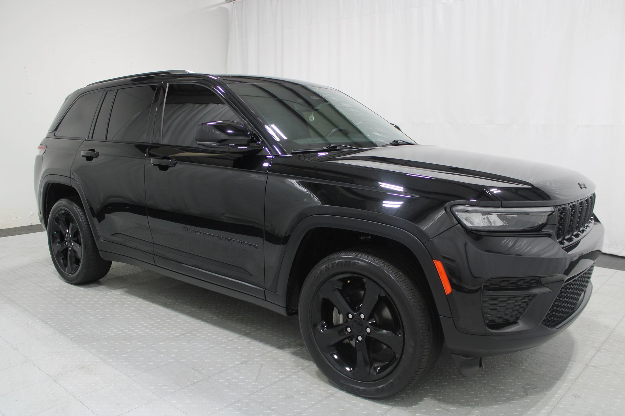 Used 2023 Jeep Grand Cherokee Altitude AWD/4WD image 4
