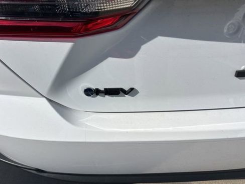 Used 2025 Toyota Camry SE w/ Convenience Package image 5