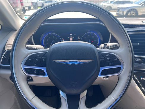 Used 2017 Chrysler Pacifica Limited w/ UConnect Theater Package FWD image 23