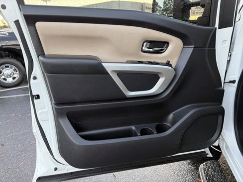 Used 2019 Nissan Titan SV w/ SV Convenience Package image 11