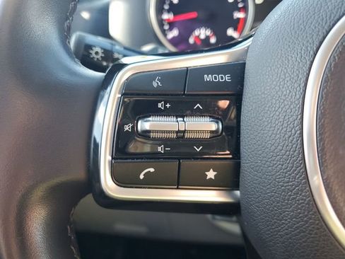 Used 2022 Kia Carnival LX image 32