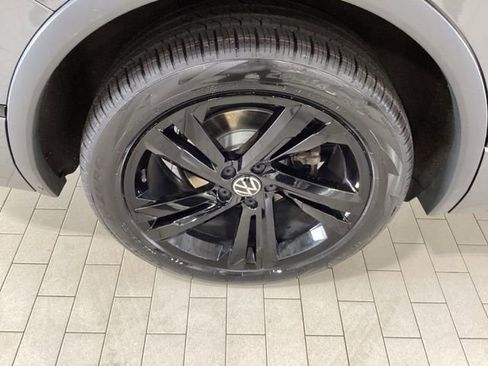Certified 2023 Volkswagen Tiguan SE R-Line FWD image 33