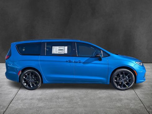 New 2026 Chrysler Pacifica Select w/ S Appearance Package image 3