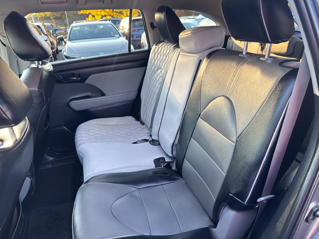 Used 2022 Toyota Highlander LE AWD/4WD image 38