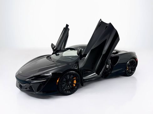 Used 2023 McLaren Artura RWD image 3