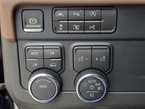 Used 2025 Chevrolet Suburban High Country image 19