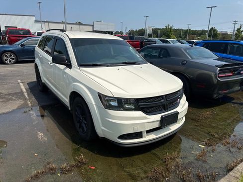 Used 2020 Dodge Journey SE w/ SE Popular Equipment Group FWD image 2