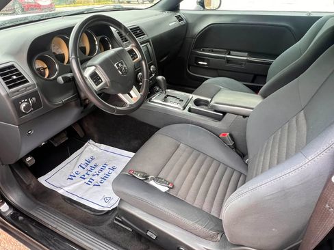 Used 2014 Dodge Challenger SXT RWD image 6