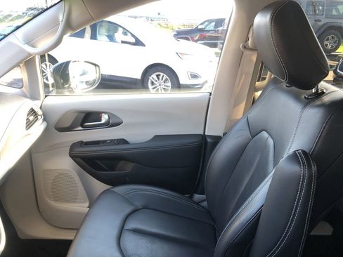 Used 2023 Chrysler Pacifica Touring-L image 32