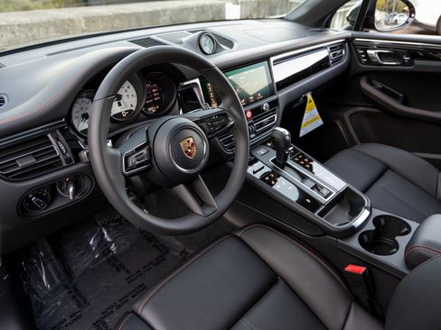New 2026 Porsche Macan image 4