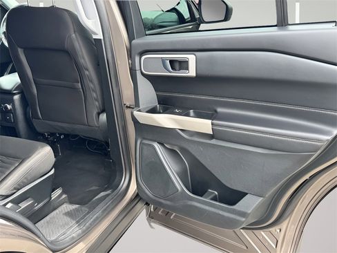 Used 2021 Ford Explorer XLT image 29