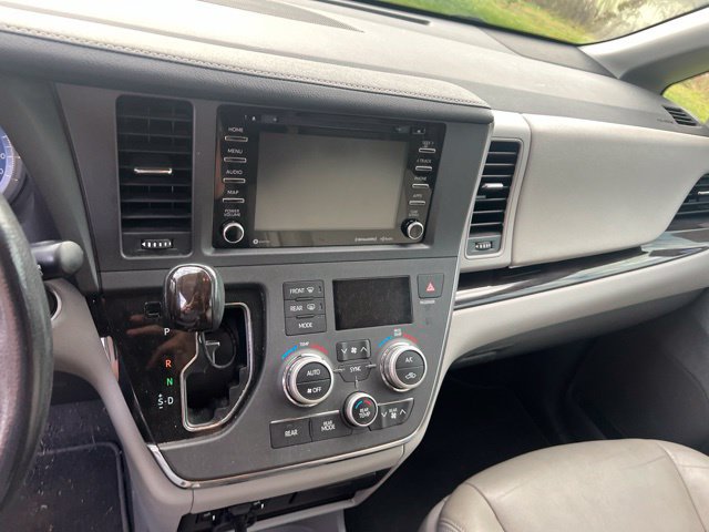 Used 2019 Toyota Sienna XLE Premium FWD image 5