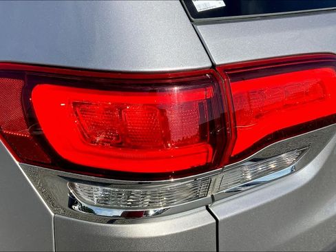 Used 2021 Jeep Grand Cherokee Laredo RWD image 27