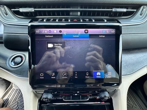 Used 2023 Jeep Grand Cherokee Limited AWD/4WD image 34