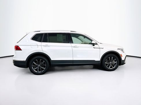 Used 2023 Volkswagen Tiguan SE w/ Panoramic Sunroof Package image 10