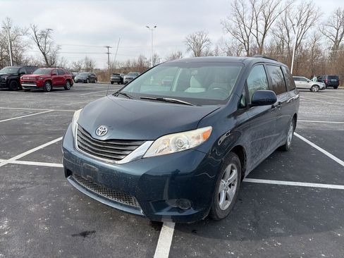 Used 2011 Toyota Sienna LE image 2