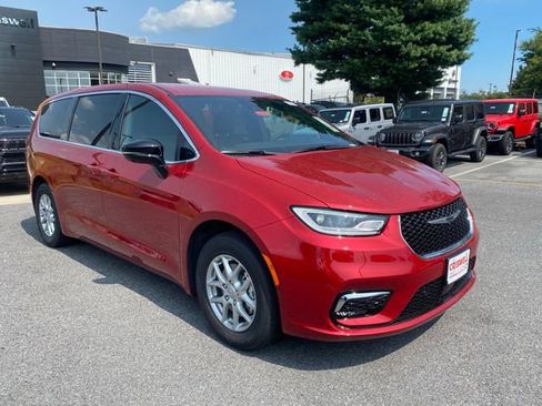 New 2026 Chrysler Pacifica Select image 2