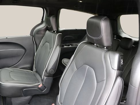Used 2025 Chrysler Pacifica Limited FWD image 17