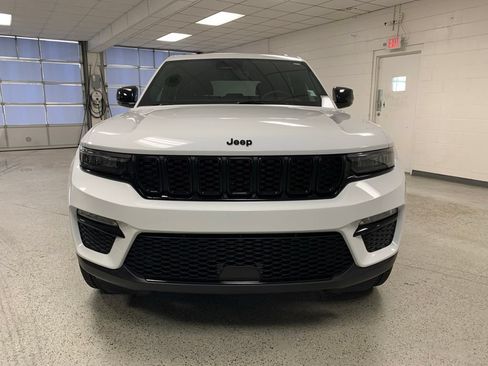 Used 2025 Jeep Grand Cherokee Limited w/ Black Appearance Package AWD/4WD image 2