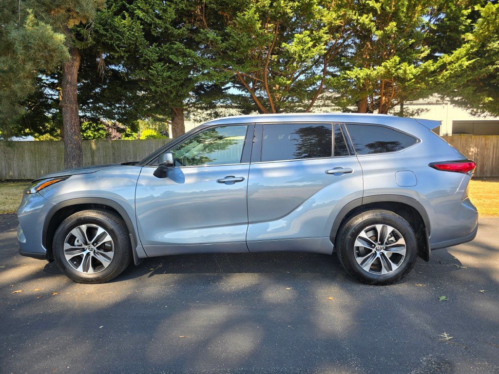 Used 2022 Toyota Highlander XLE AWD/4WD image 3